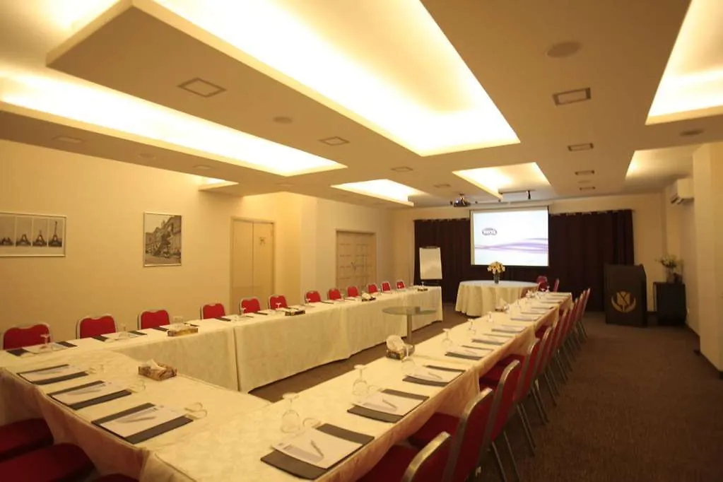 Golden Tulip Hotel De Ville Beirut 4*,